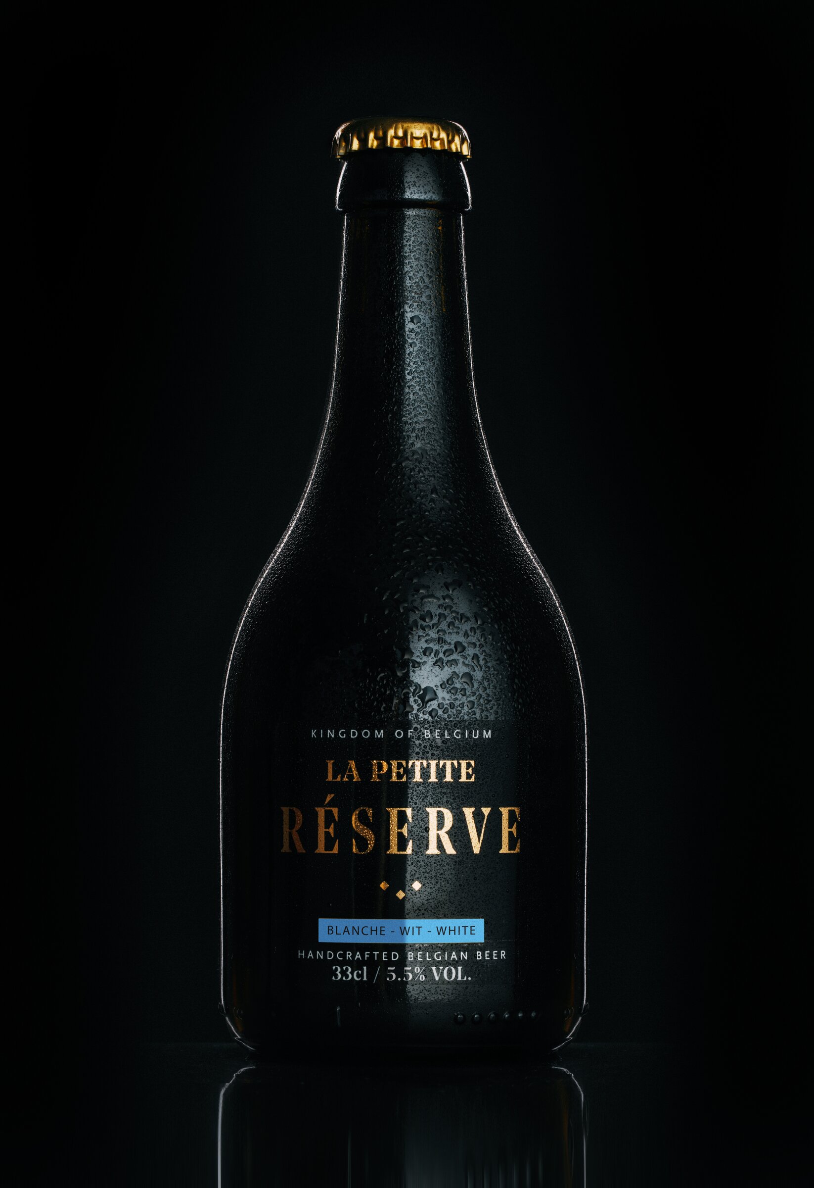 La Petite Réserve Blanche beer bottle, condensation on dark backdrop