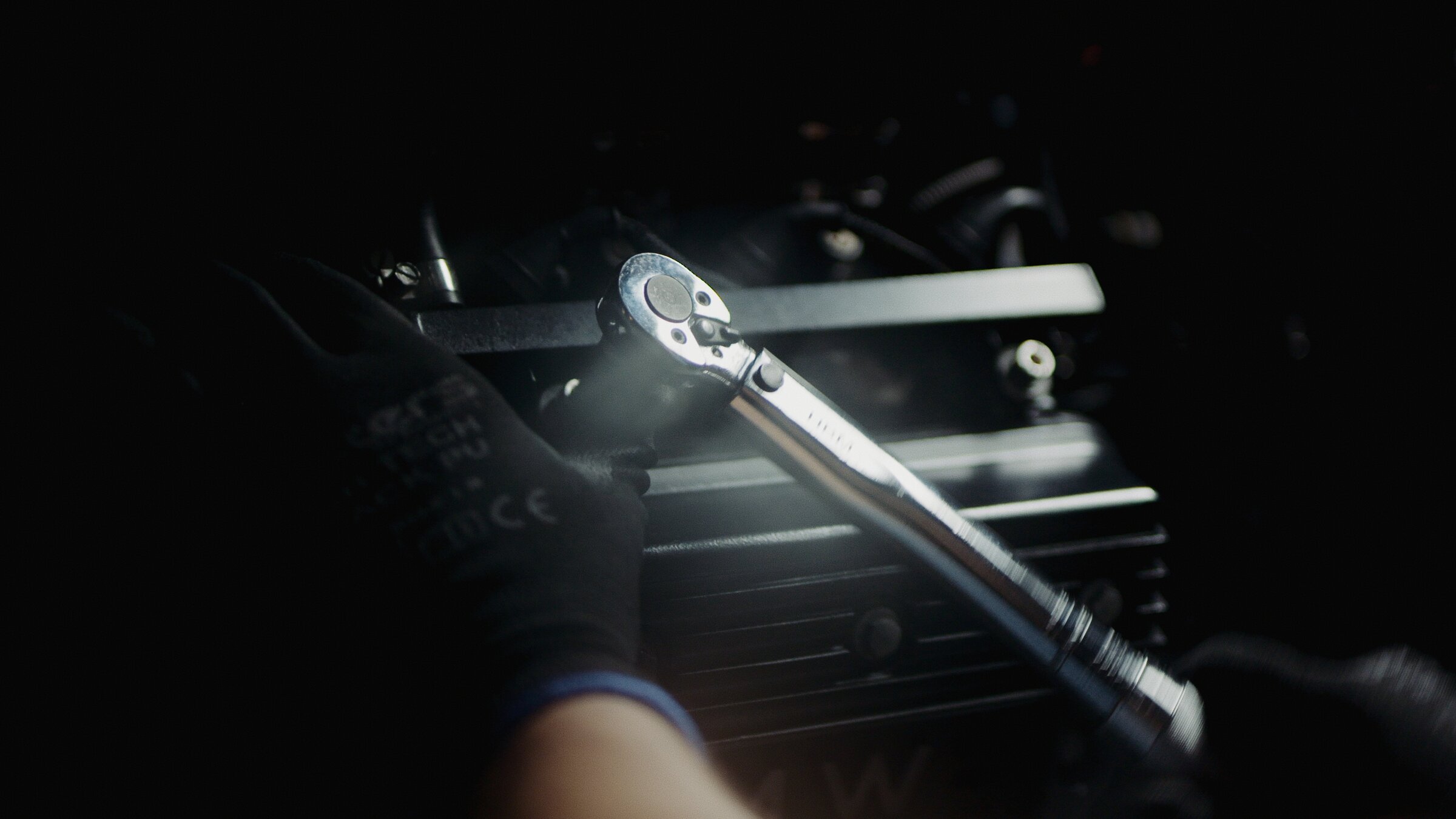 Torque wrench set on the engine block